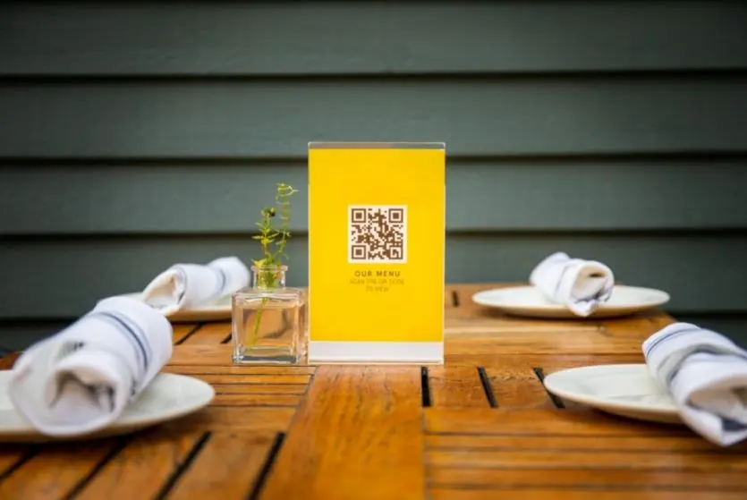 meniu digital restaurant, suport plexiglas galben cu cod qr pentru scanare